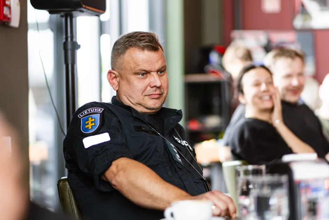 Policija apie važiavimą tarp juostų motociklu: jei tai daroma kultūringai – jokių problemų